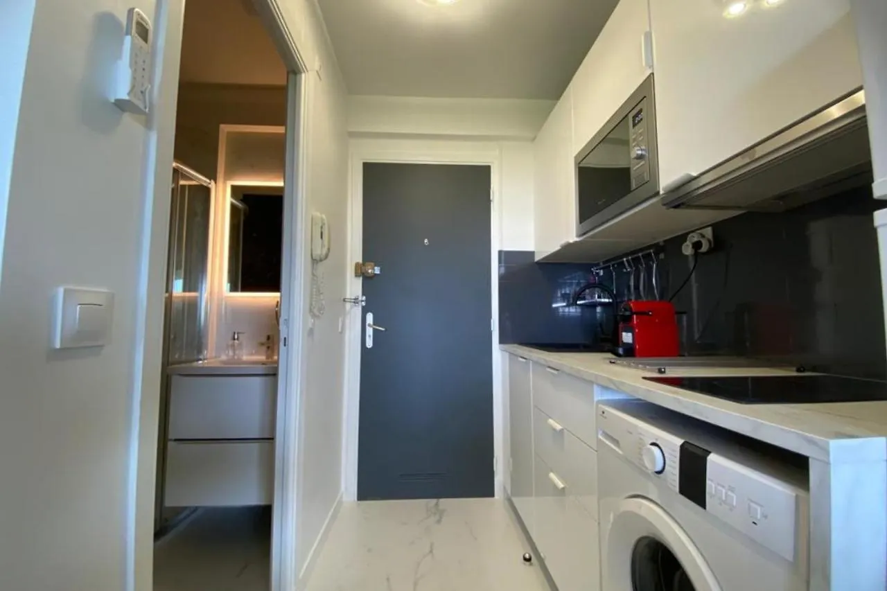 Comfortable Cocoon With Exceptional Sea View Vallauris